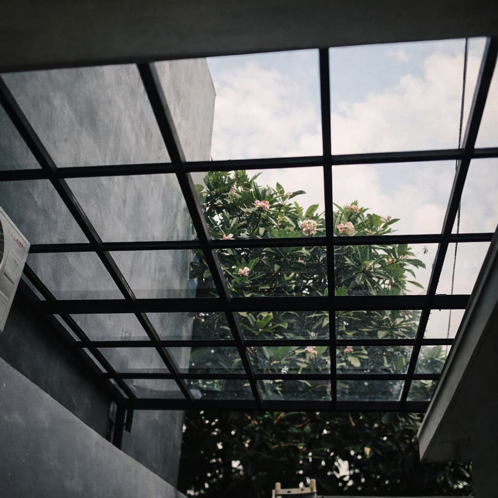 Kanopi Akrilik Minimalist Bali: 8 Design Elegant untuk Carport