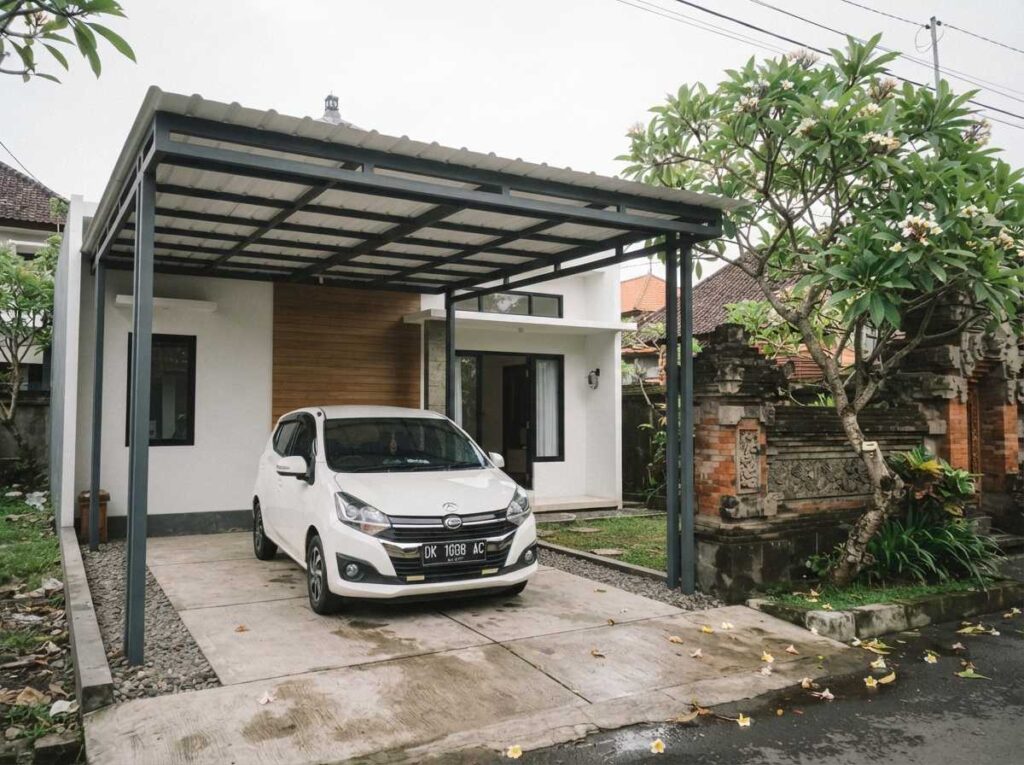 Desain peneduh garasi modern buatan jasa pembuatan kanopi Denpasar profesional dengan material besi galvanis tebal.