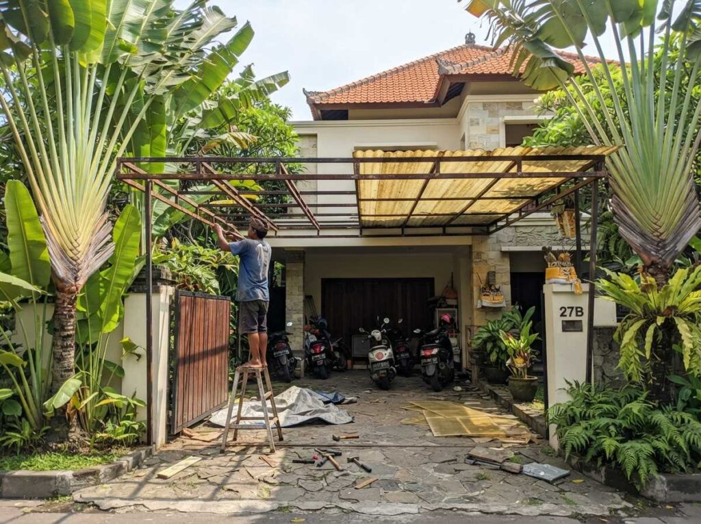 Proses analisis struktur rangka besi hollow galvanis sebelum memutuskan untuk melakukan renovasi kanopi Badung atau ganti kanopi baru.