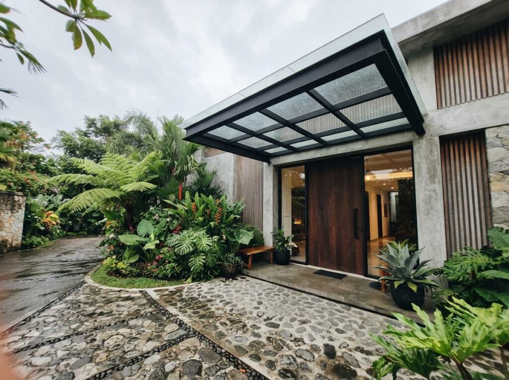 Inspirasi desain kanopi modern Bali dengan sistem gantung cantilever tanpa tiang penyangga depan pada villa tropis.